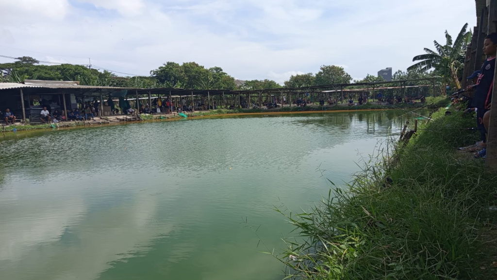 Keseruan pemancing di Kolam Pancing Alami Surabaya. (Foto: Dony/selalu.id).