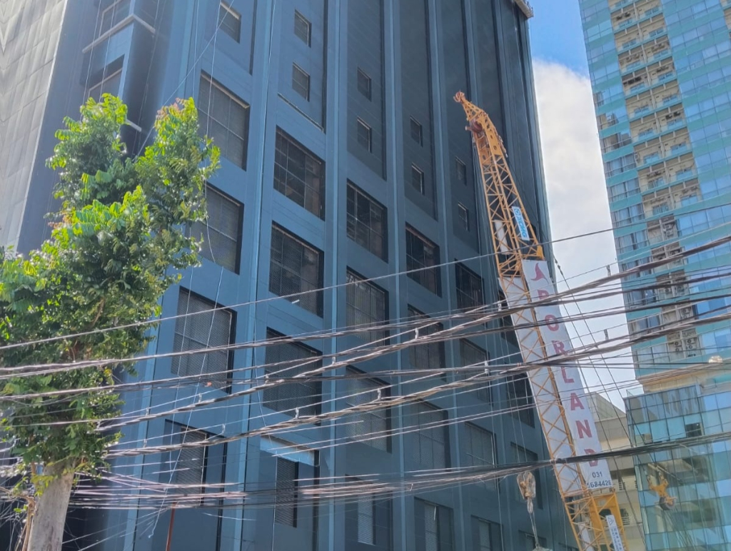 Pembangunan Gedung di Jalan Basuki Rahmat Surabaya. (Foto: Moris/selalu.id).