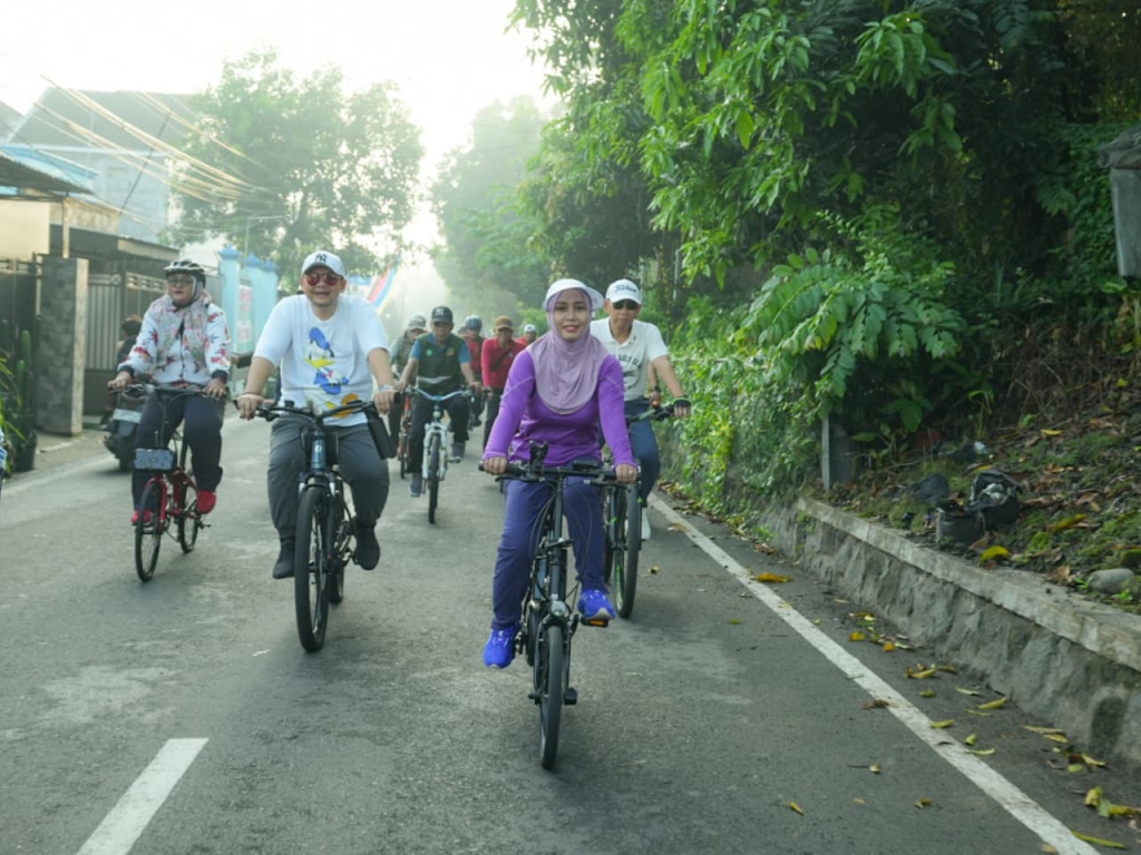 Wali Kota Mojokerto Ika Puspitasari bersepeda menuju TBM untuk kerja bakti jelang Mojotirto 2026. (Dok. Diskominfo Mojokerto).