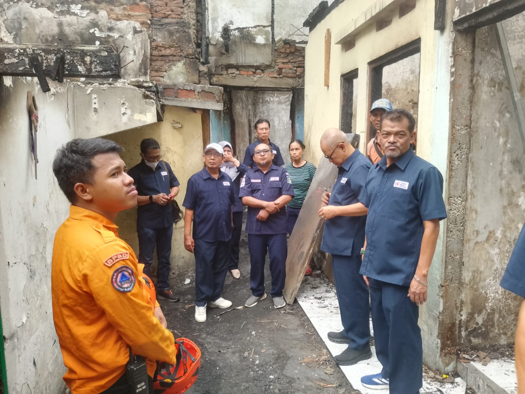 PMI Surabaya saat mengunjungi warga terdampak kebakaran di Kupang Segunting. (Dok. PMI Surabaya/selalu.id).