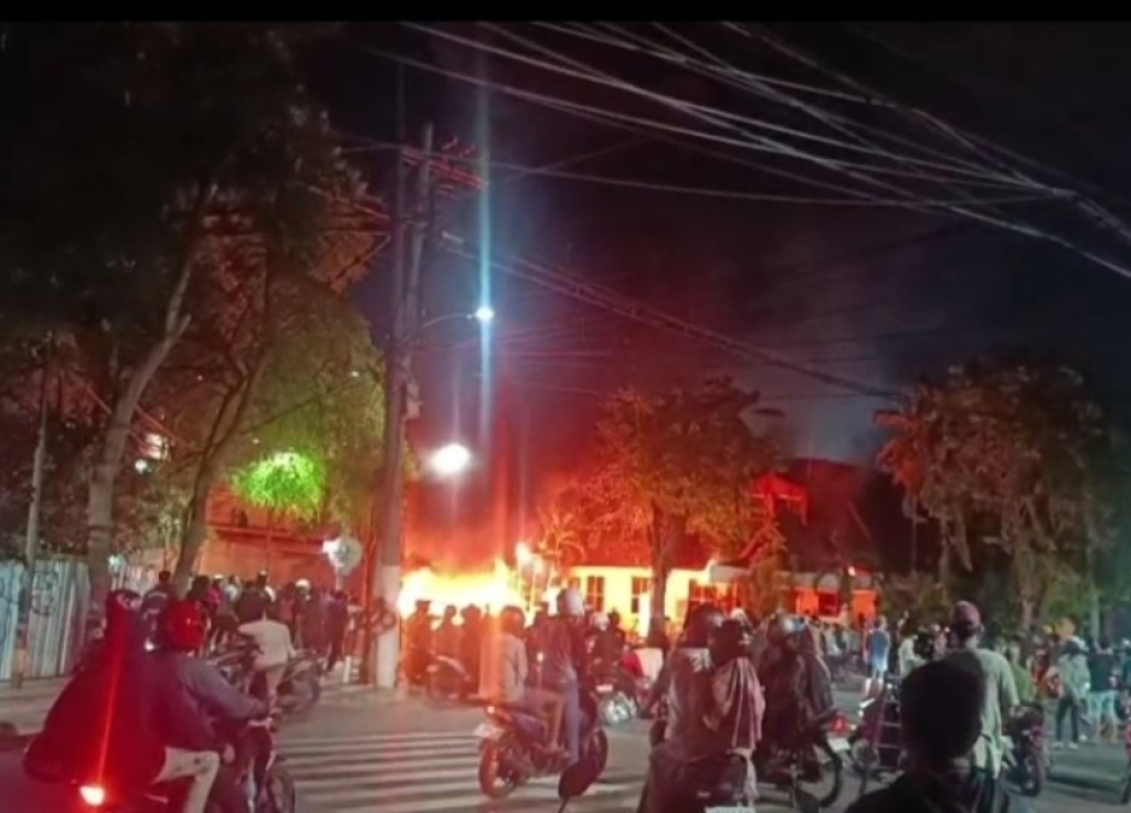 Polsek Tegalsari Surabaya dibakar massa saat demo rusuh depan Grahadi. (Dok. Istimewa).