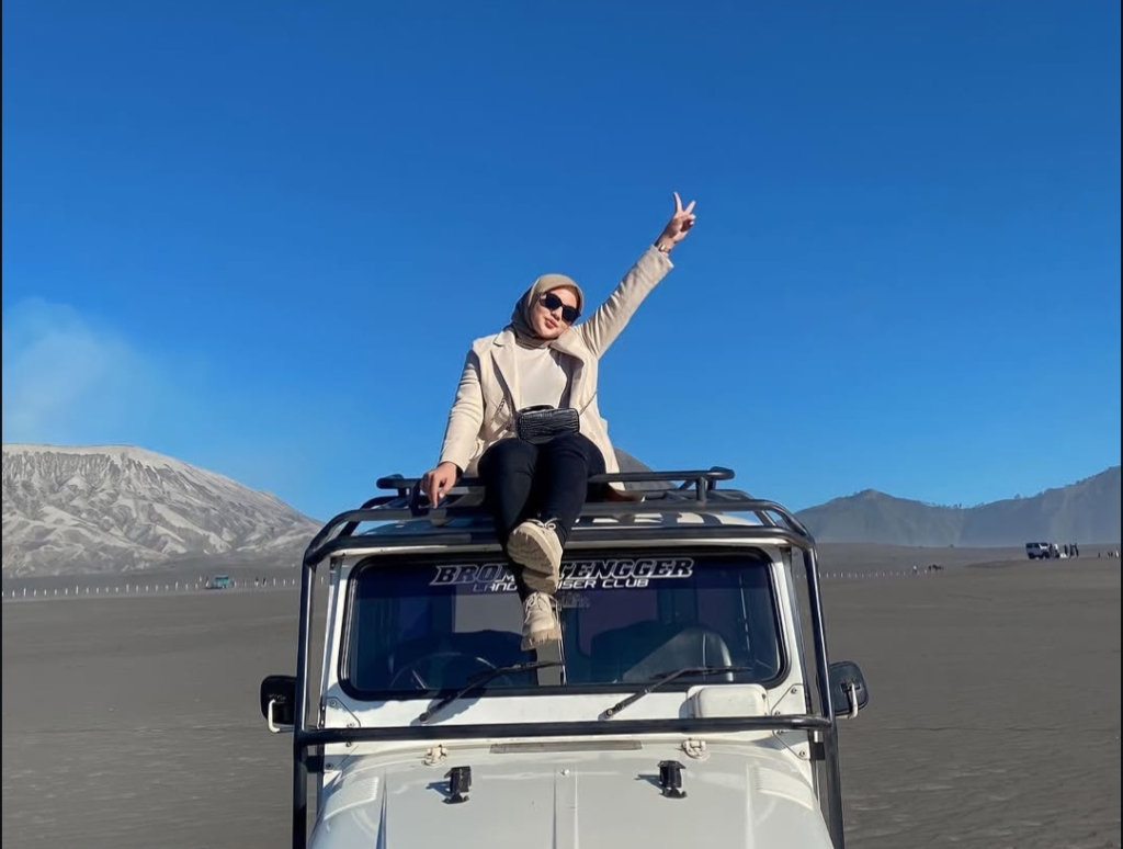 Wisatawan saat berfoto dengan jip di Gunung Bromo Jawa Timur. (Dok. Instagram @hikmatull_20).