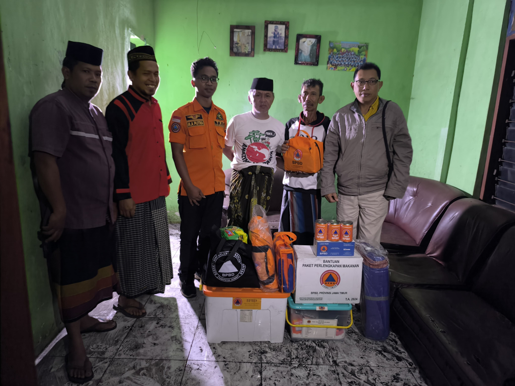 Tim BPBD Jember, saat memberikan bantuan korban terdampak di banjar sengan, 9/5/2026 (foto: Nurul/ selalu id)