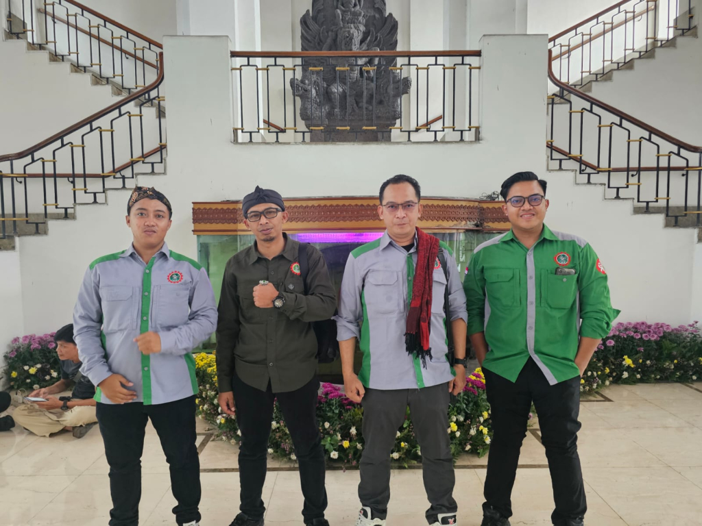 Wakil Ketua FSP Kahutindo, Andika Hendrawanto (dua dari kiri). (Dok. FSP Kahutindo for selalu.id).
