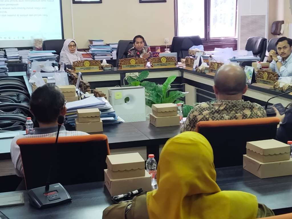Hearing polemik proyek pembangunan gedung milik PT Wulandaya Cahaya Lestari dengan warga di DPRD Surabaya. (Foto: Moris/selalu.id).