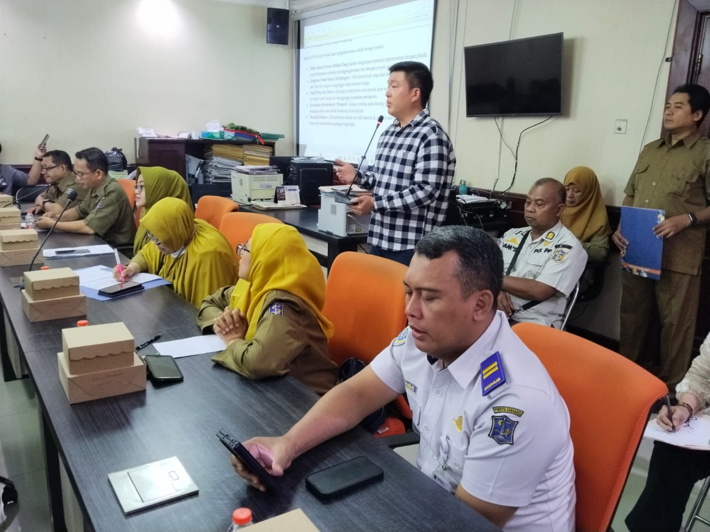 Winardi, perwakilan warga terdampak proyek PT Wulandaya Cahaya Lestari saat rapat di DPRD Surabaya. (Foto: Moris/selalu.id).