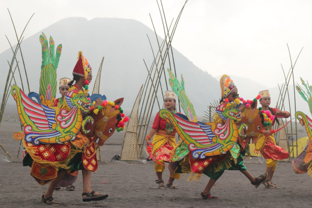 Peringatan Yadnya Kasada di Gunung Bromo. (Dok. Zain/selalu.id).
