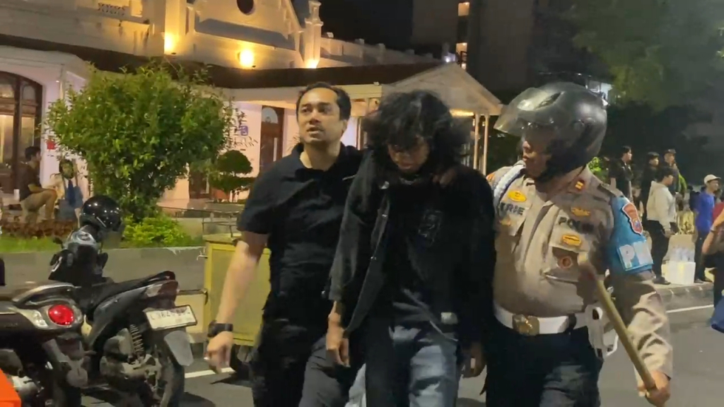 Pemuda yang diduga jadi provokator demo ricuh di Grahadi Surabaya saat diamankan polisi. (Foto: Ade/selalu.id).