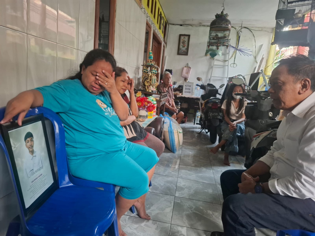 Sekretaris Komisi A DPRD Surabaya, Anas Karno saat mengunjungi rumah duka Thomas, remaja yang tewas dikeroyok. (Dok. DPRD Surabaya).