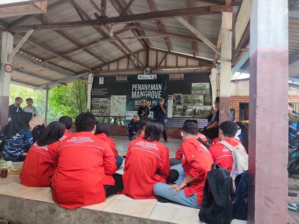 Aktivitas Hari Lingkungan Hidup Sedunia di untuk pemberdayaan Kalimireng Gresik