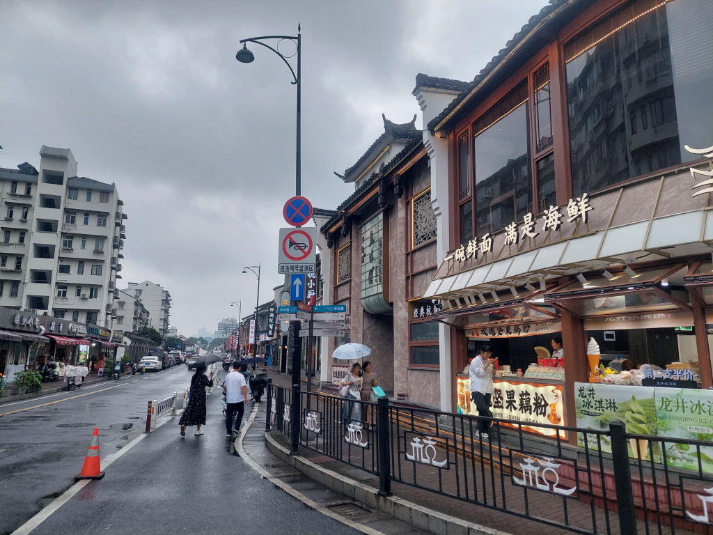 Jalan Hefang Hangzhou ketika diguyur hujan. (Foto: Rahmat Hidayat/selalu.id).