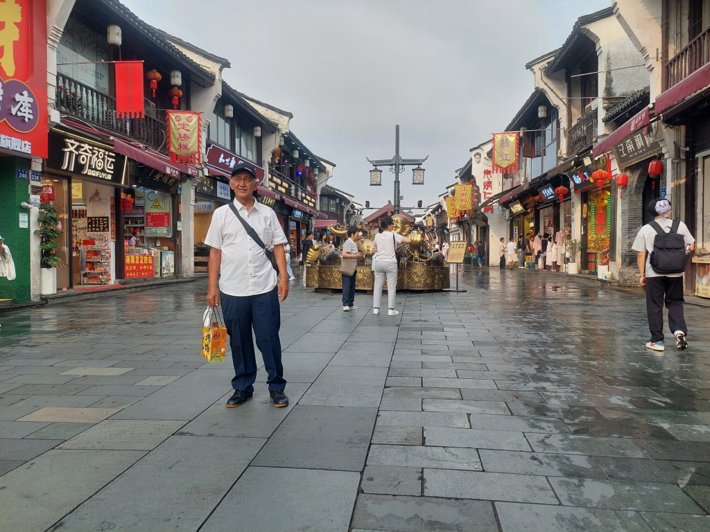 Pusat perbelanjaan di Jalan Hefang Hangzhou. (Foto: Rahmat Hidayat/selalu.id).