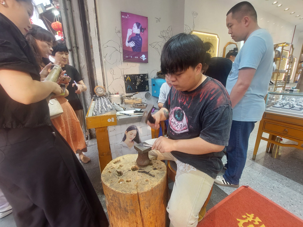 Pengrajin perak di kawasan Jalan Hefang Hangzhou. (Foto: Rahmat Hidayat/selalu.id).