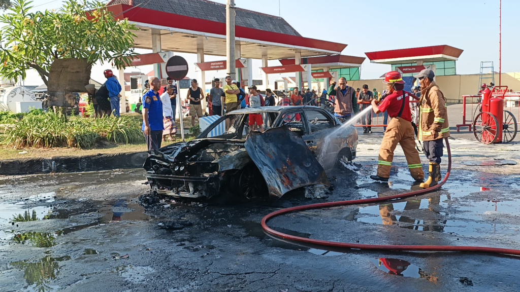 8 jeriken ditemukan dalam sedan Suzuki Baleno yang terbakar