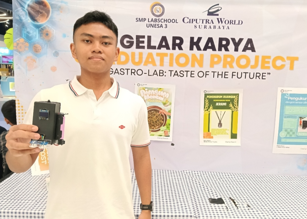 Made, siswa kelas 9 saat menunjukkan alat pengukur tinggi badan hasil karyanya. (Foto: selalu.id).