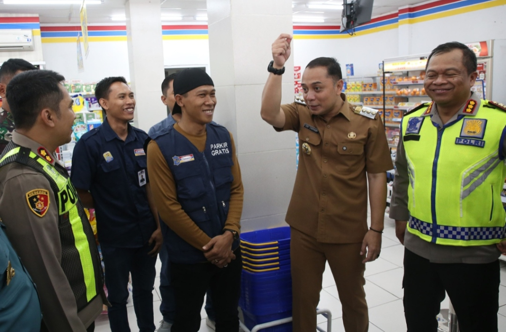 Wali Kota Surabaya Eri Cahyadi saat sidak tukang parkir. (Dok. Diskominfo Surabaya).