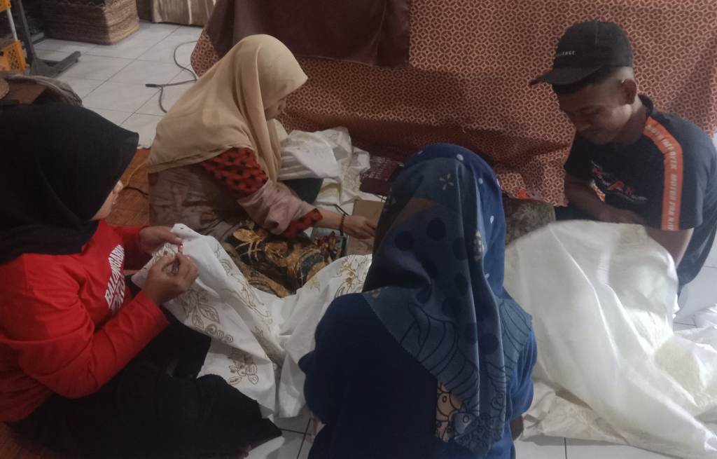 Dyah juga melibatkan anak didiknya dalam produksi batik sebagai bekal keterampilan.&nbsp;