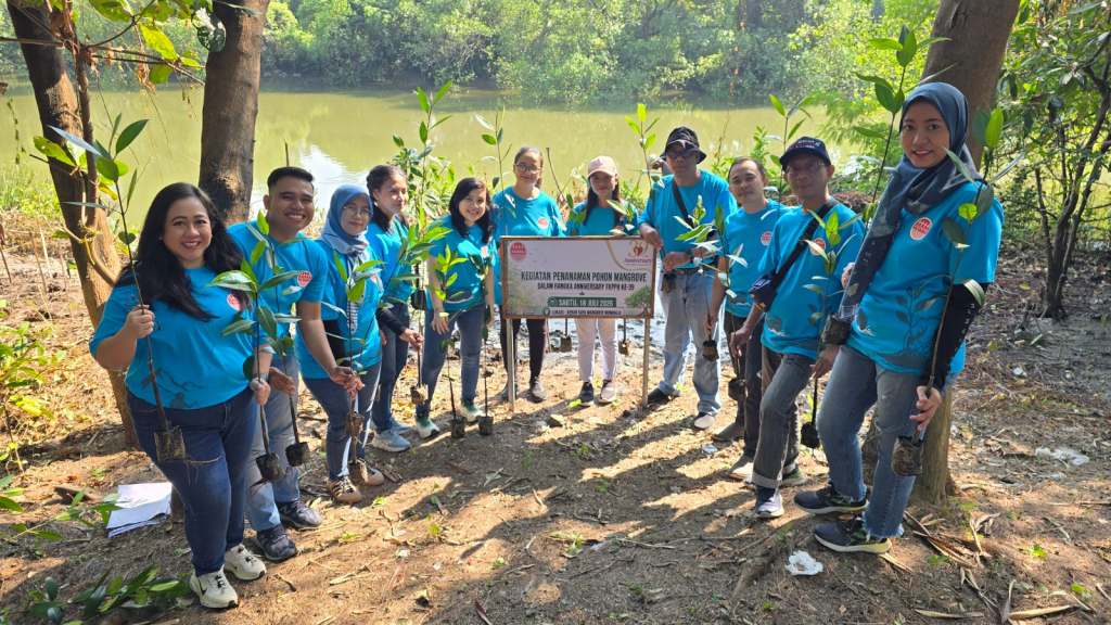 FKPPH Jatim saat tanam pohon di Mangrove Surabaya. (Dok. FKPPH Jatim for selalu.id).