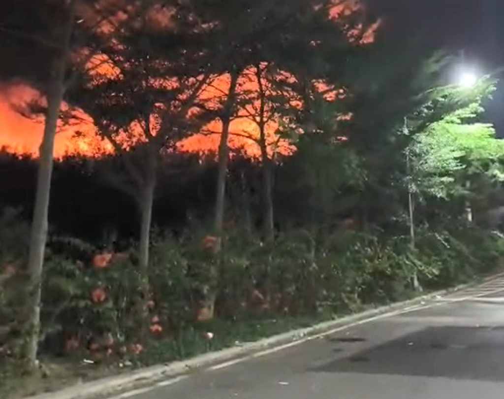 Api Tinggi Tampak di Area TPA Benowo Surabaya, Begini Kesaksian Pengendara