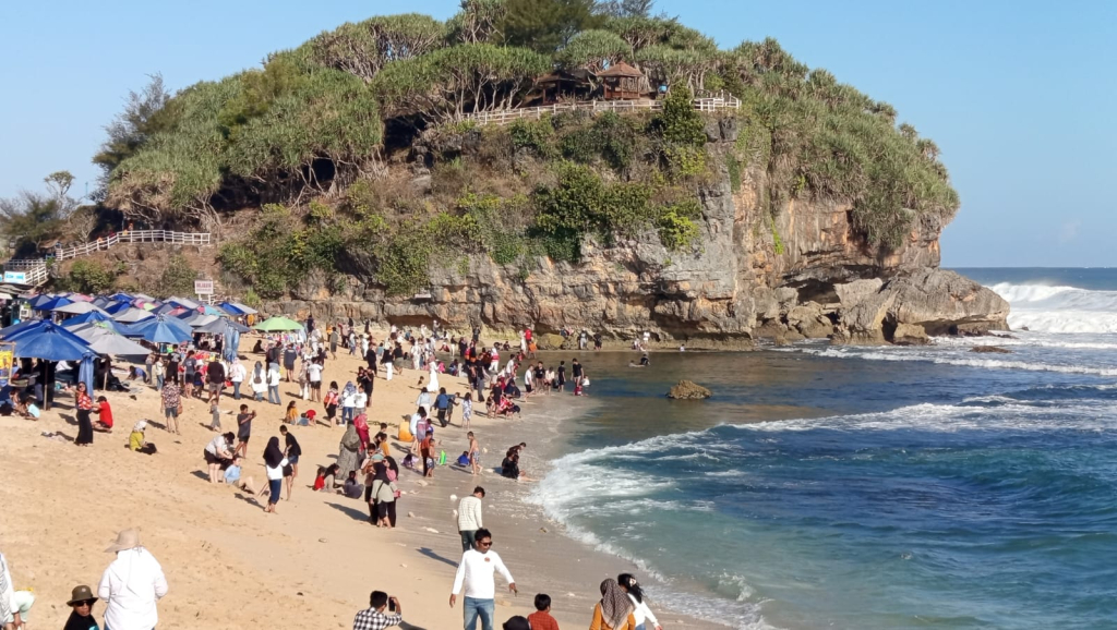 Pantai Drini Gunungkidul Yogyakarta ramai dikunjungi wisatawan saat libur sekolah. (Foto: Dony/selalu.id).