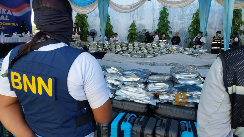 Petugas BNN mengamankan barang bukti sabu 3 ton yang diungkap di Gresik. (Foto: selalu id).