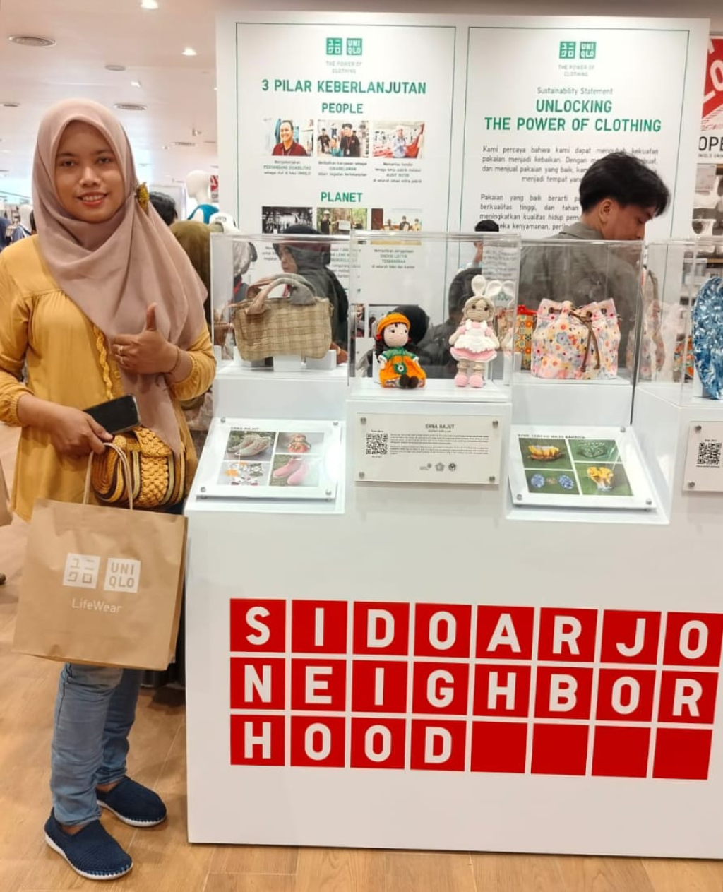Produk Erna Rajut tersedia di Gerai Uniqlo Waru, Sidoarjo.