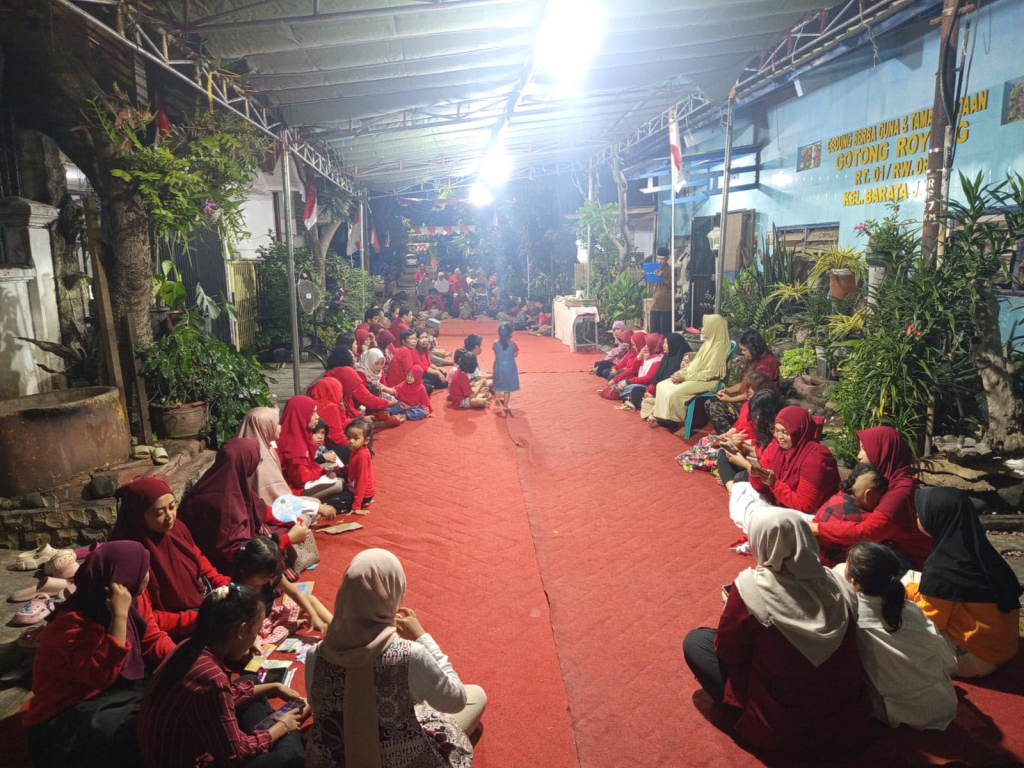 Malam Tasyakuran HUT RI jadi Ruang Ibu-ibu di Barata Jaya Surabaya Bicara Soal SPMB