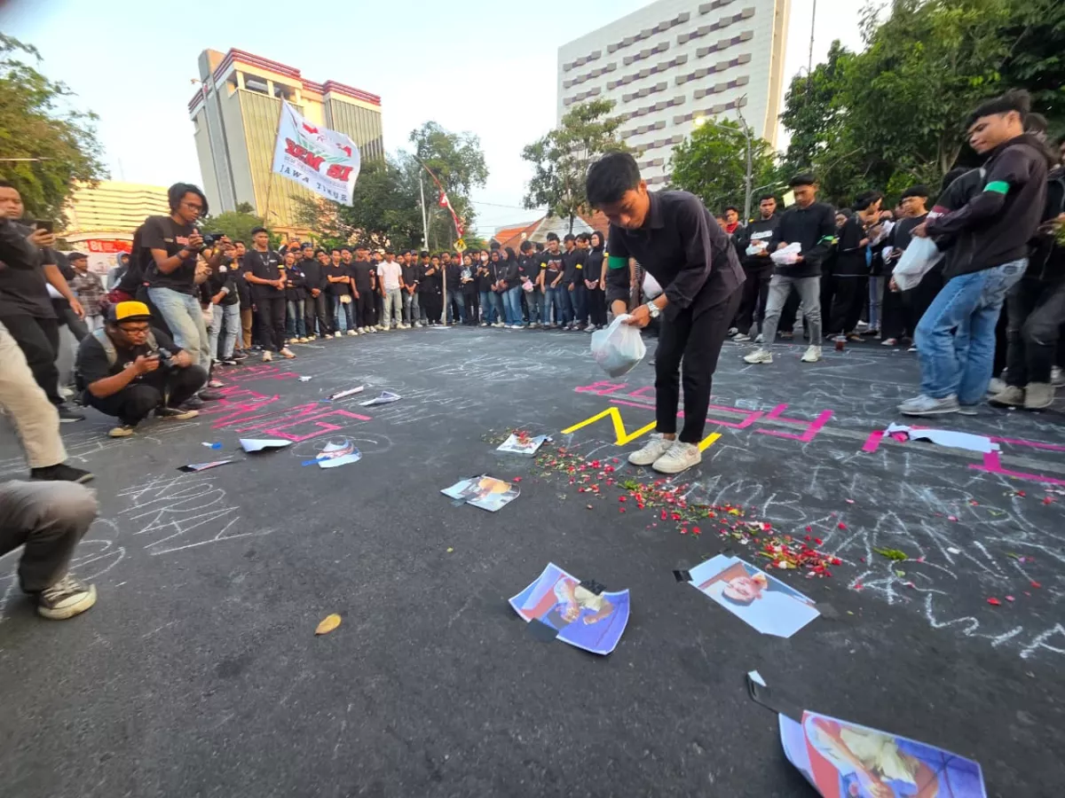 Potret Aksi 'Agustus Kelam' di Surabaya, Serukan Perlindungan hingga DBH Migas Madura