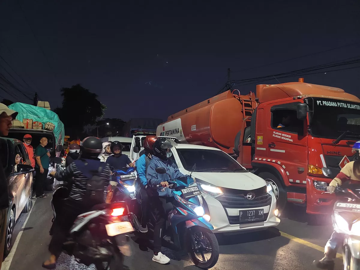 Antrean kendaraan hingga 10 kilometer menuju akses Pelabuhan Ketapang Banyuwangi. (Foto: Rahmat/selalu.id).