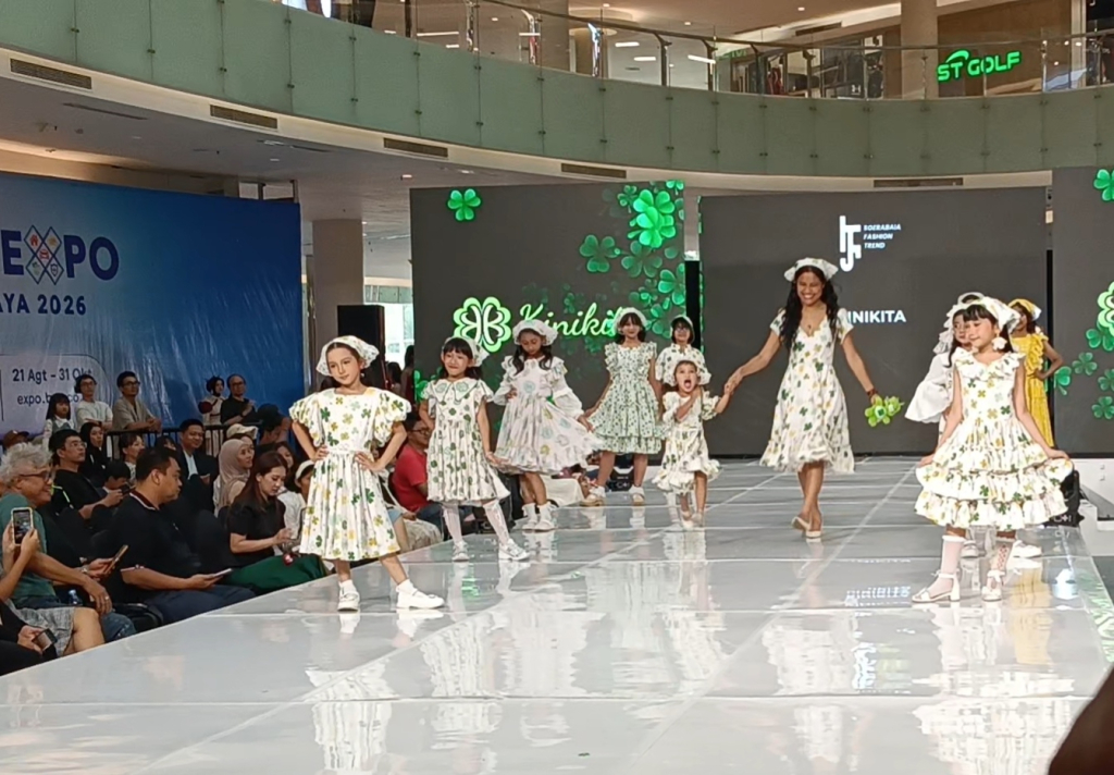 Kini Kita saat kenalkan koleksi baju anak nyaman dan stylish di Soerabaia Fashion Trend di Ciputra World. (Foto: Zain/selalu.id).