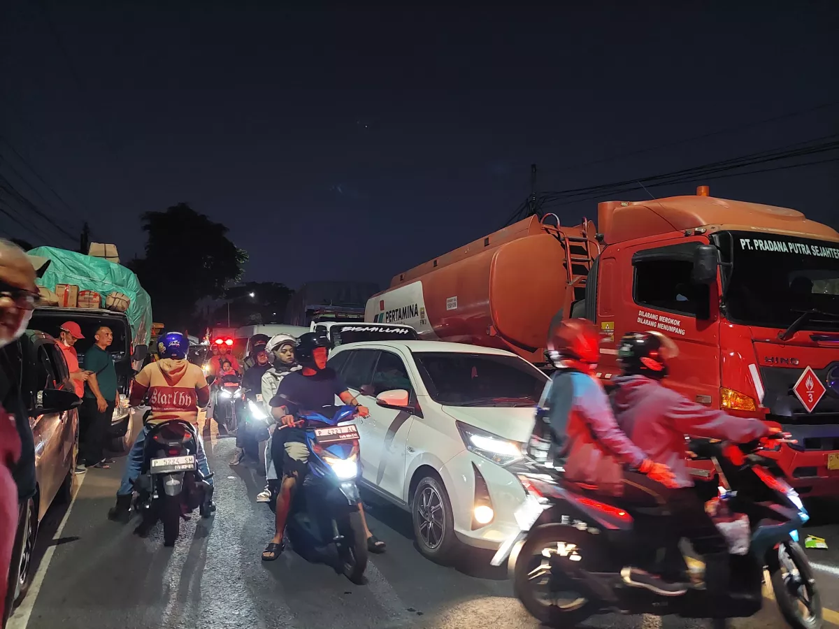 Kemacetan parah menuju akses Pelabuhan Ketapang Banyuwangi. (Foto: Rahmat/selalu.id).