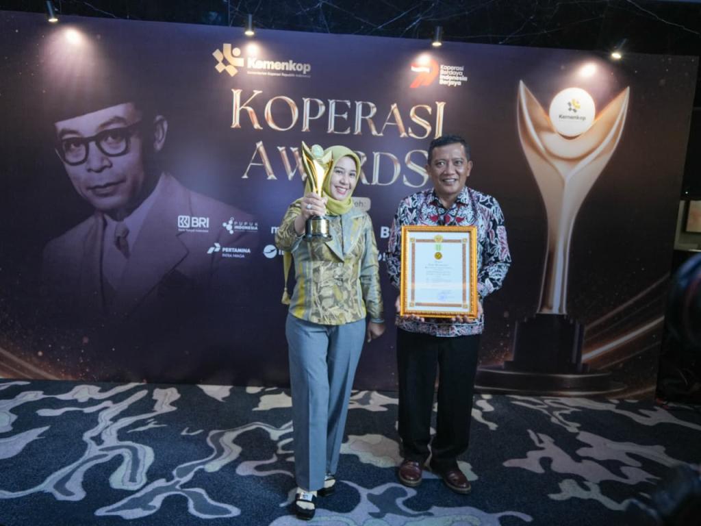 Wali Kota Mojokerto Ika Puspitasari bersama Kepala Diskopukmperindag Kota Mojokerto Amin Wachid saat menerima penghargaan dari Menkop. (Dok. Pemkot Mojokerto).