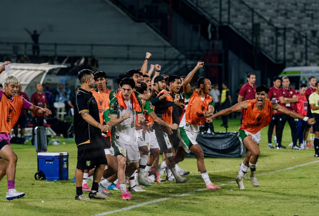Selebrasi kemenangan dari para pemain hingga staf pelatih Persebaya Surabaya usai berhasil keluar sebagai juara di Piala Presiden 2026. (Dok. Official Persebaya Surabaya for selalu.id).