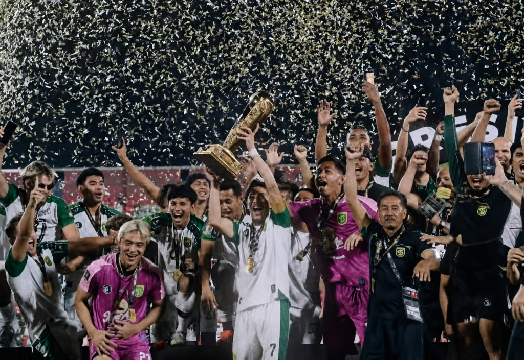 Euforia pemain hingga staf pelatih Persebaya Surabaya usai berhasil keluar sebagai juara di Piala Presiden 2026. (Dok. Official Persebaya Surabaya for selalu.id).