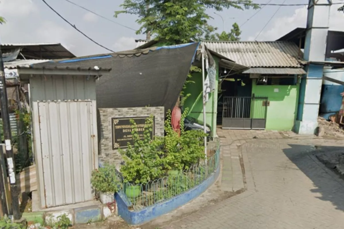 Tumpukan sampah tidak selalu berujung pada persoalan lingkungan. Di Desa Berbek, Kecamatan Waru, Kabupaten Sidoarjo, sampah rumah tangga justru menjadi bagian dari roda ekonomi warga yang telah berjalan selama satu dekade.