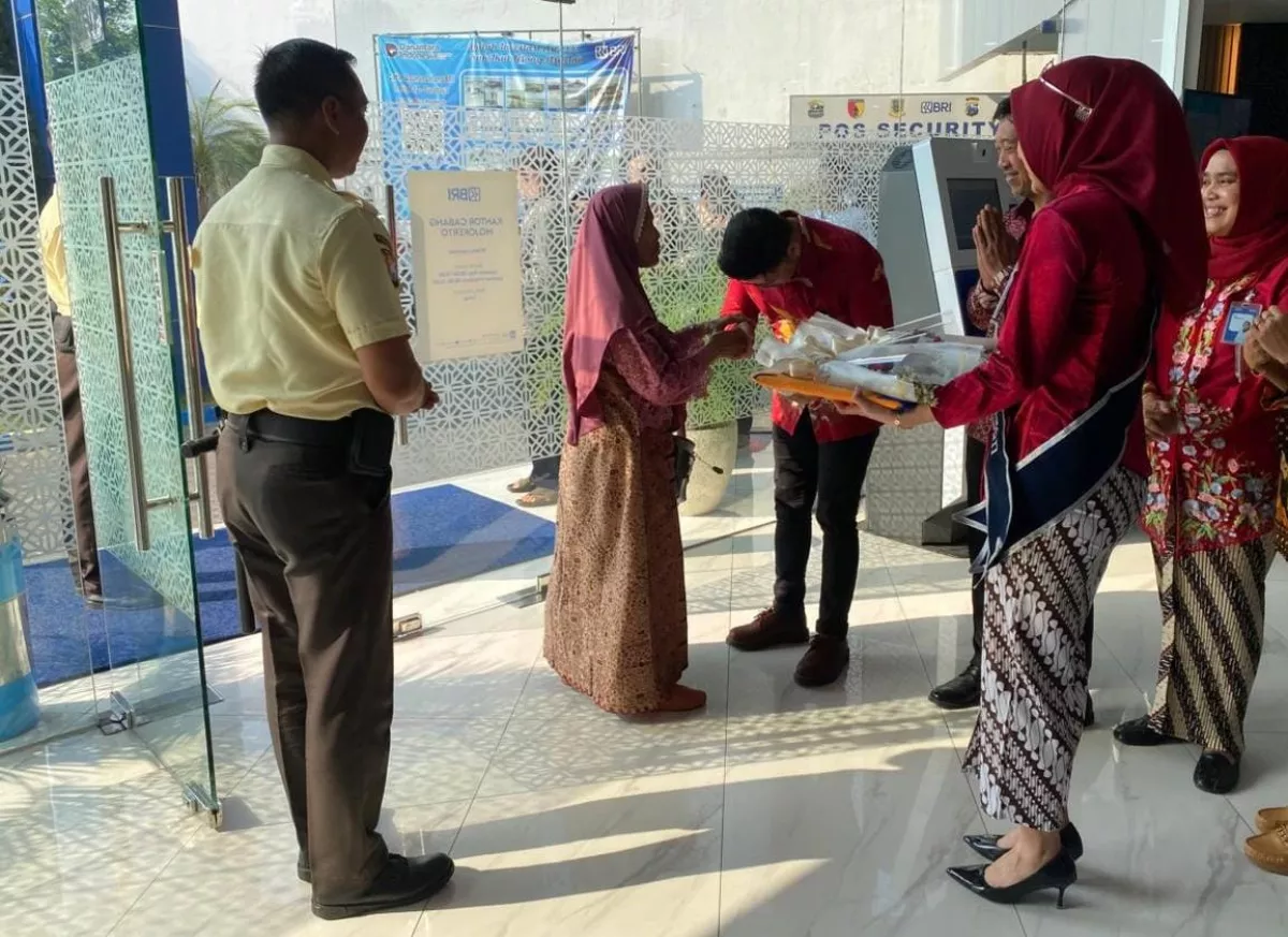 Sambut Hari Pelanggan Nasional 2026, BRI Cabang Mojokerto Beri Kejutan Haru untuk Nasabah