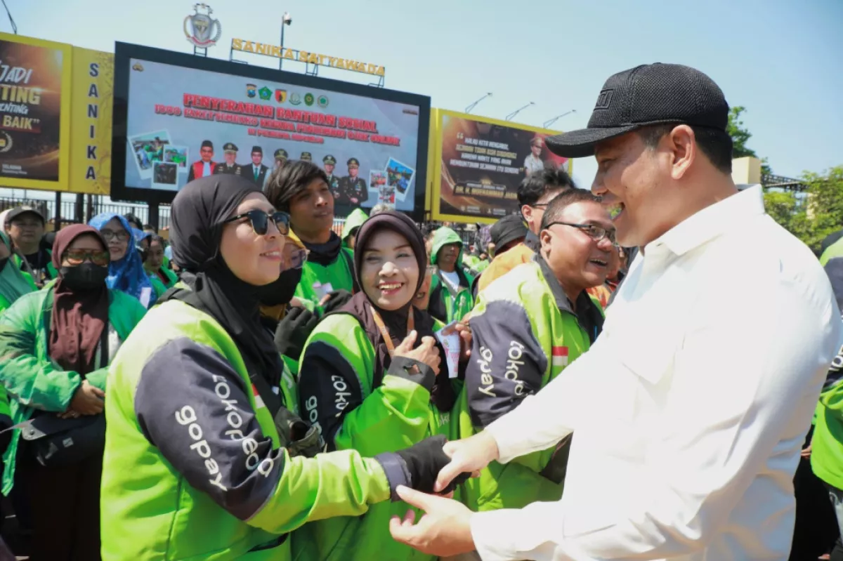 Kenang Setahun Wafatnya Affan Kurniawan, Forkopimda Sidoarjo Bagi Beras ke Seribu Driver Ojol