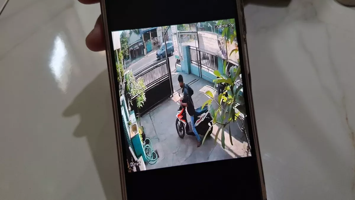 Aksi Dua Pria Gasak Motor Karyawan Klinik di Mojokerto Terekam CCTV