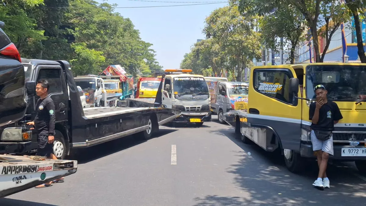 GSJT Protes Barcode Solar Bersubsidi, Ratusan Truk Towing Padati Surabaya
