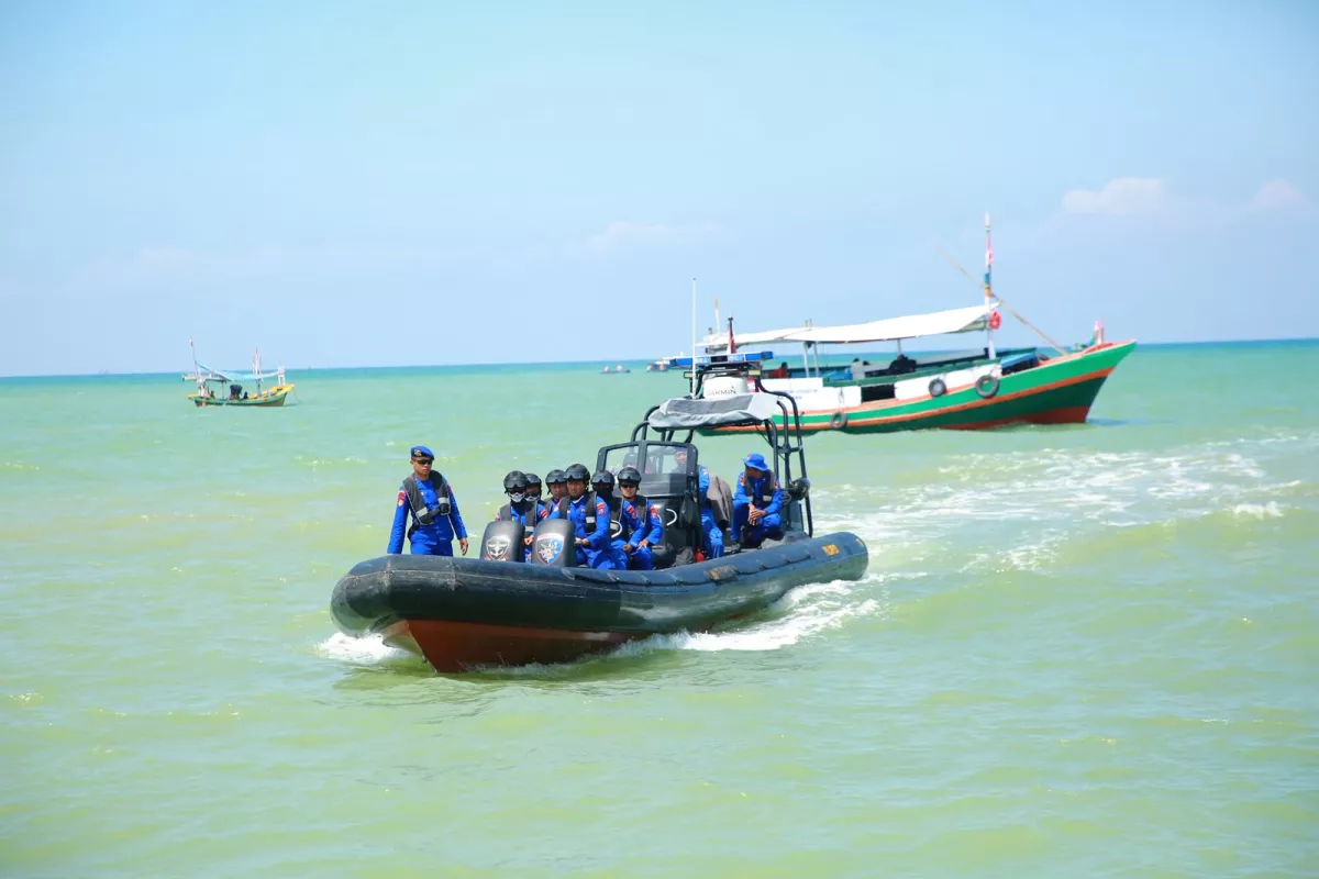 Ditpolairud Polda Jatim Kerahkan 4 Kapal Sisir Perairan Sumenep-Masalembu Cari Korban KM Virgo Transport 8