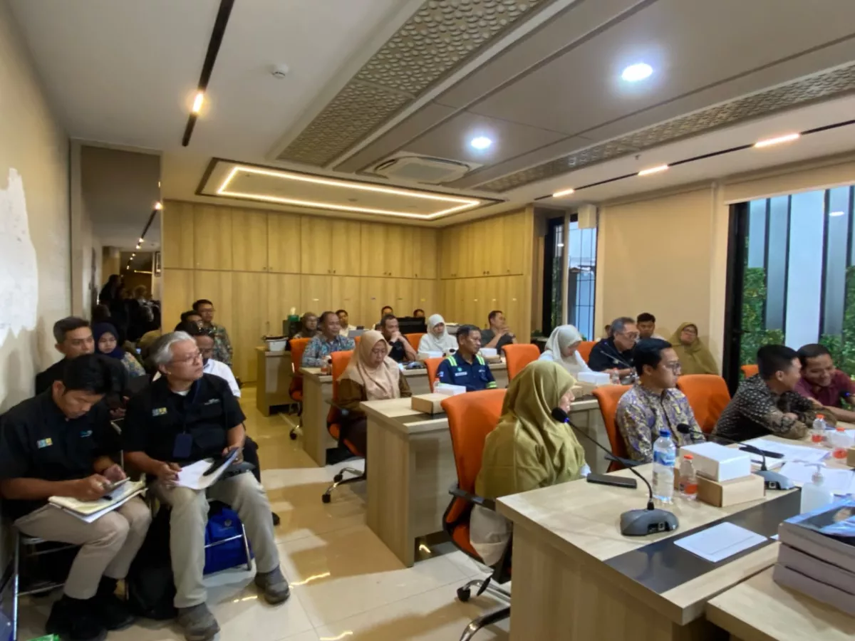 Hearing soal Kali Surabaya tercemar yang digelar DPRD Surabaya, PJT I dan PDAM. (Foto: Ade/selalu.id).