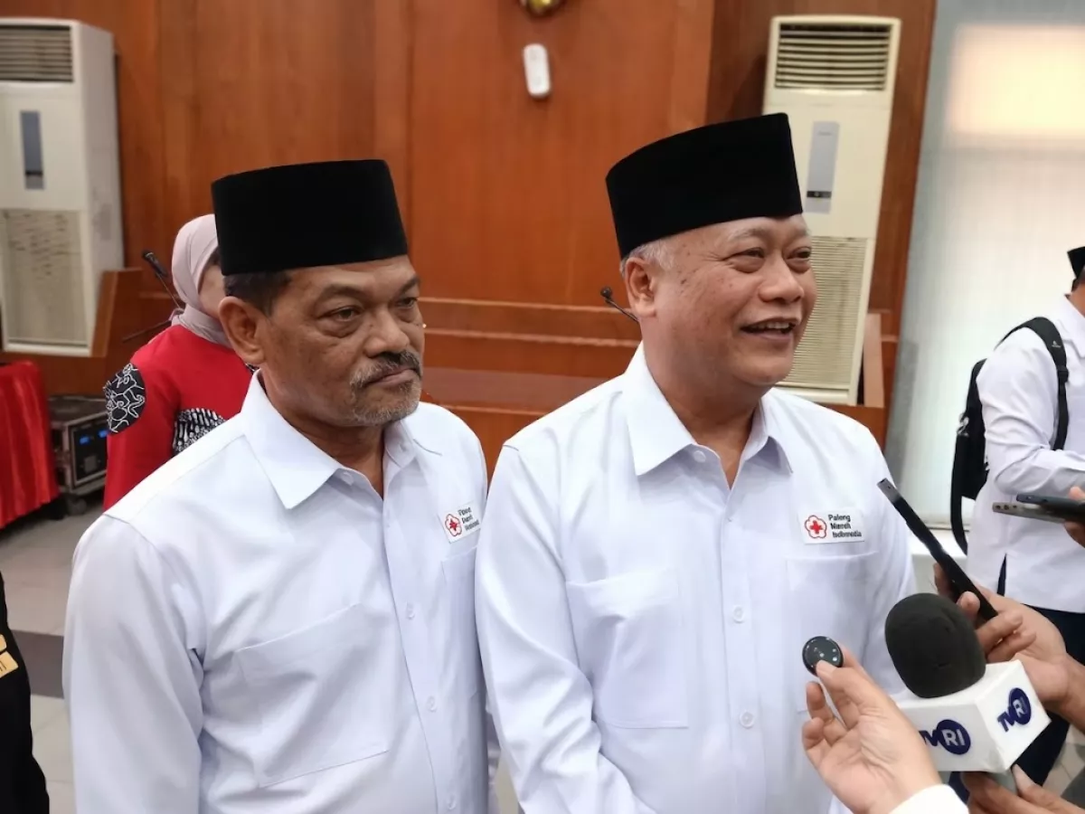 Sekda Surabaya Lilik Arijanto (kanan), dan Ketua Harian PMI Surabaya Taufik Rohman Hidayat. (Foto: selalu.id).