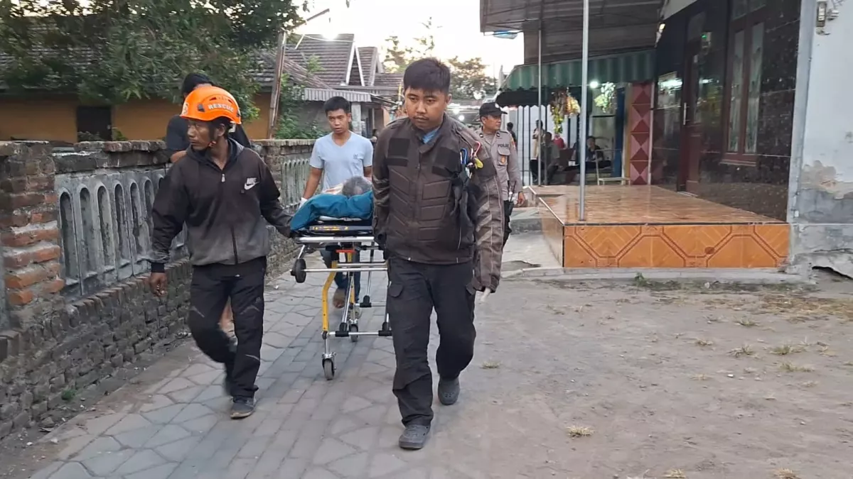 Korban saat berhasil dievakuasi petugas. (Foto: Supri/selalu.id).