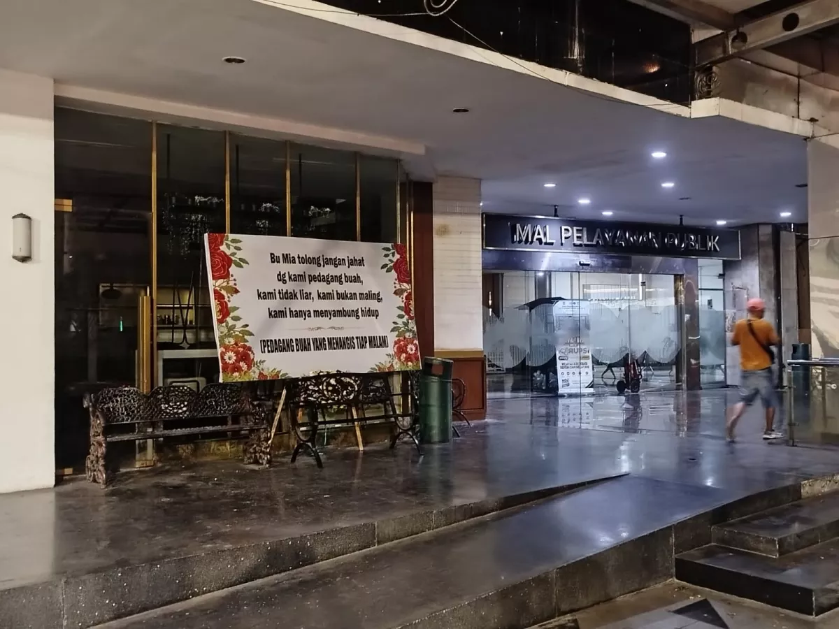 Karangan Bunga Bernada Satir Kepung Dinas Dinkopumdag Surabaya