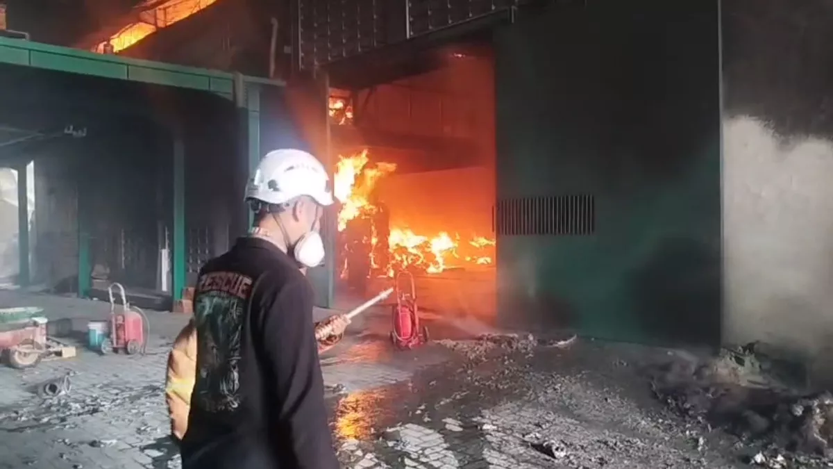 Kebakaran Landa Pabrik Sepatu di Mojokerto, Gudang Bahan Baku di Lantai 2 Hangus