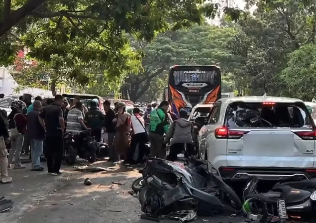 Mobil Alphard Tabrak 13 Kendaraan di Surabaya, 5 Orang Terluka