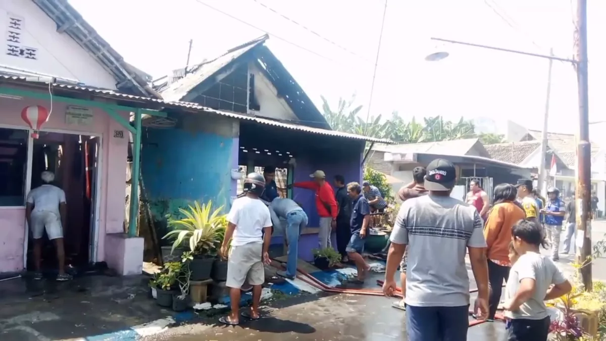 Dua Rumah Terbakar di Mojokerto, Terdengar Tiga Kali Ledakan