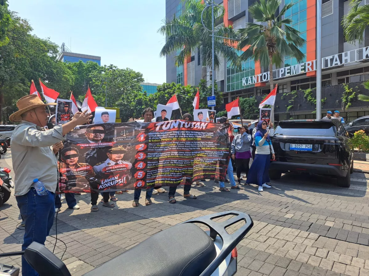 Cakra Muda Indonesia Aksi di Pemkot Surabaya, Desak Usut Tuntas Kasus Gratifikasi dan TPPU DSDABM
