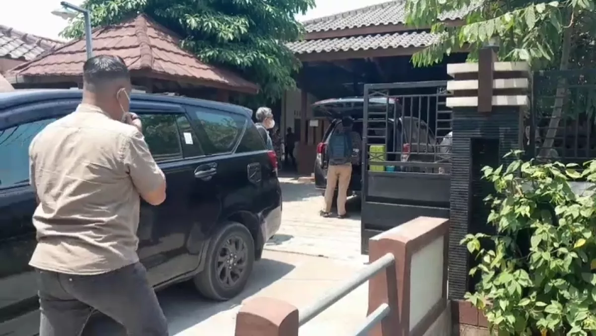 KPK Geledah Rumah Tersangka Dirjen PPTT Lampri di Nganjuk