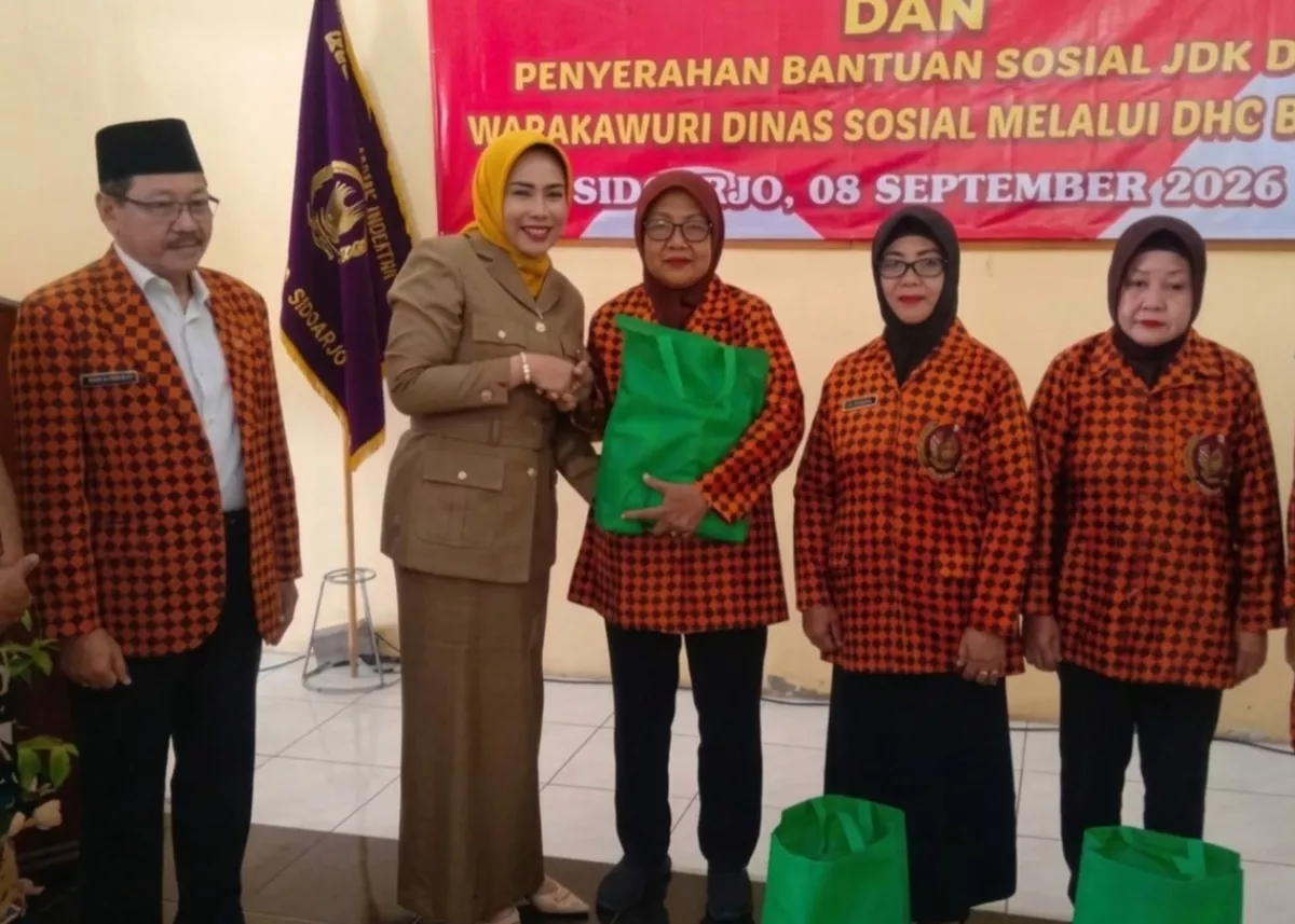 Wujud Penghormatan Pejuang, Wabup Mimik Serahkan Bansos ke Ratusan Warakawuri di Sidoarjo